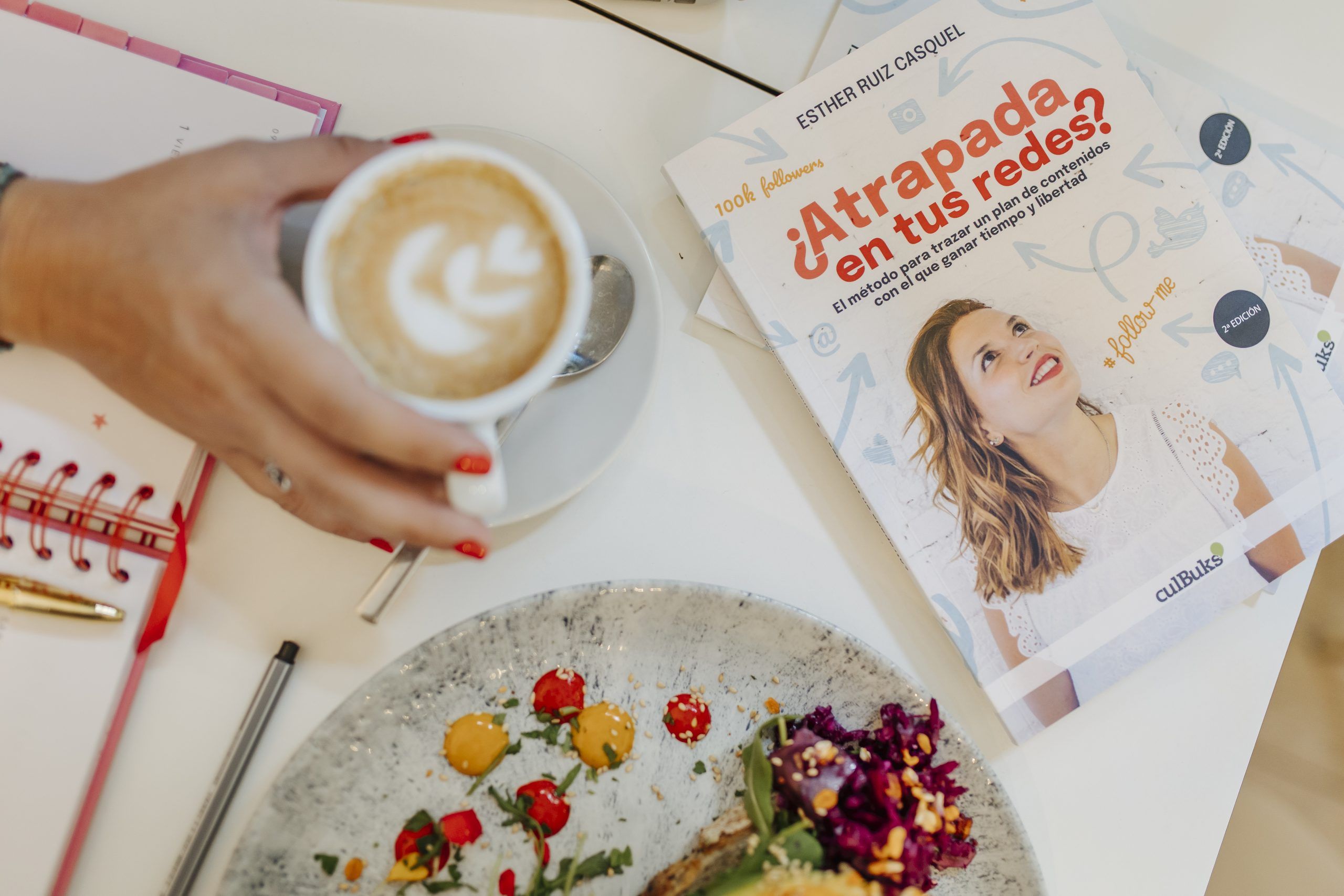 Atrapada en tus redes, libro de Esther Ruiz Casquel sobre estrategia digital para negocios físicos